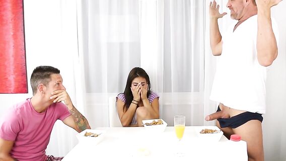 Брюнетка занялась на кухне мжм сексом со сводным братом и отцом