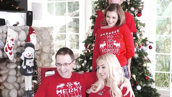 Праздничный секс с 18-летней сестренкой у новогодней елки