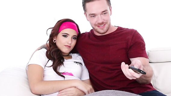 Худая рыжая девчонка трахается со страшим сводным братом