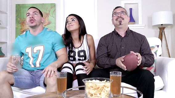 Красивая латинка делает брату минет в туалете перед сексом