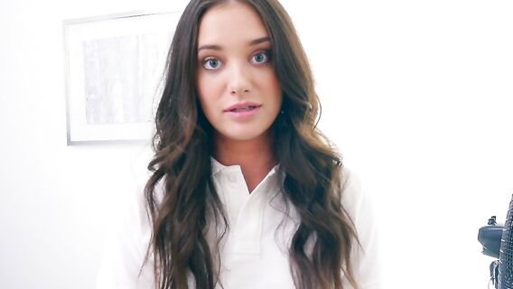 Секс от первого лица с сестренкой в белых кроссовках