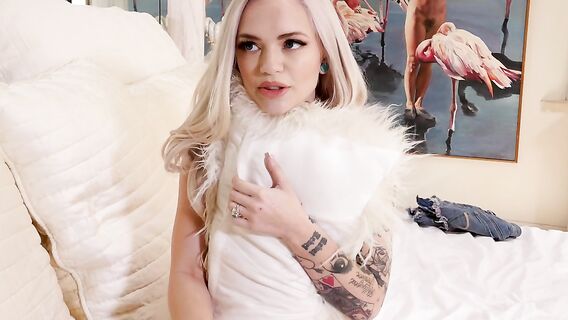 Сводный брат шантажист трахнул длинноволосую блондинку