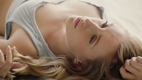 Брат отшлепал и трахнул в попу провинившуюся юную студентку