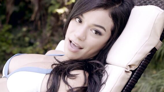 Минет на шезлонге и секс с сестрой и ее сисястой подругой