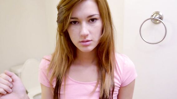 Секс сводного брата с 19-летней рыжей сестрой в ванной комнате