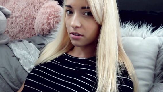 Парень снял белые трусики со сводной сестренки и трахнул ее