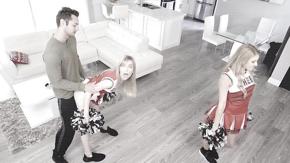 Молодой возбужденный парень трахнул двух игривых блондинок