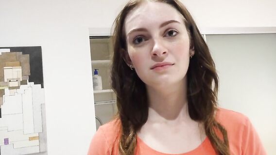 Брюнетка воровка отсосала ствол братишки и потрахалась с ним