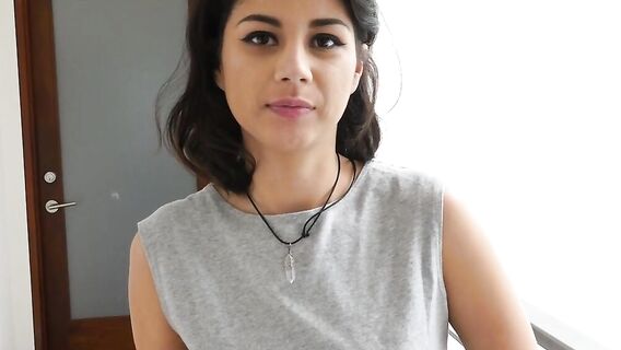 Молодая девка с красивой попкой изменила парню со сводным братом